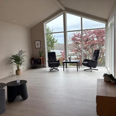 Spacious Detached House With Garden Perfect For Ons & 아파트 스타방에르