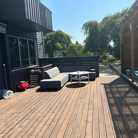 Spacious Detached House With Garden Perfect For Ons &