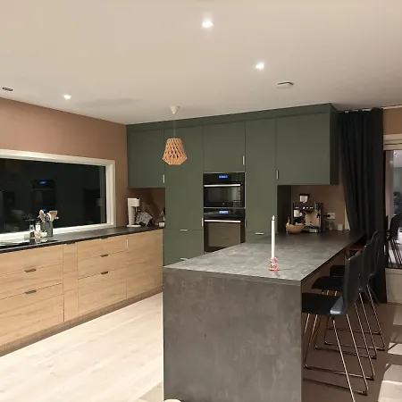 Spacious Detached House With Garden Perfect For Ons & 아파트 스타방에르
